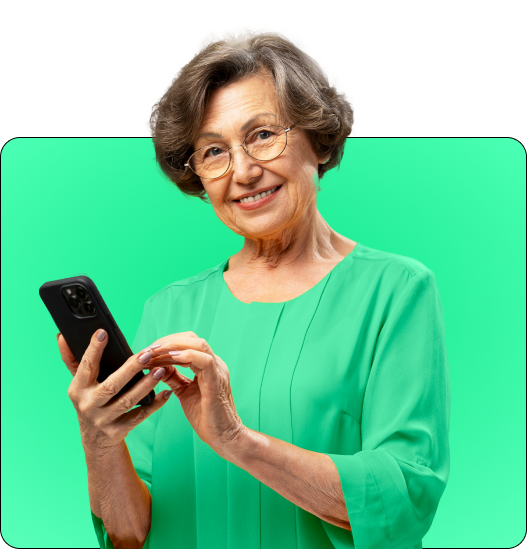 Idosa sorrindo com celular